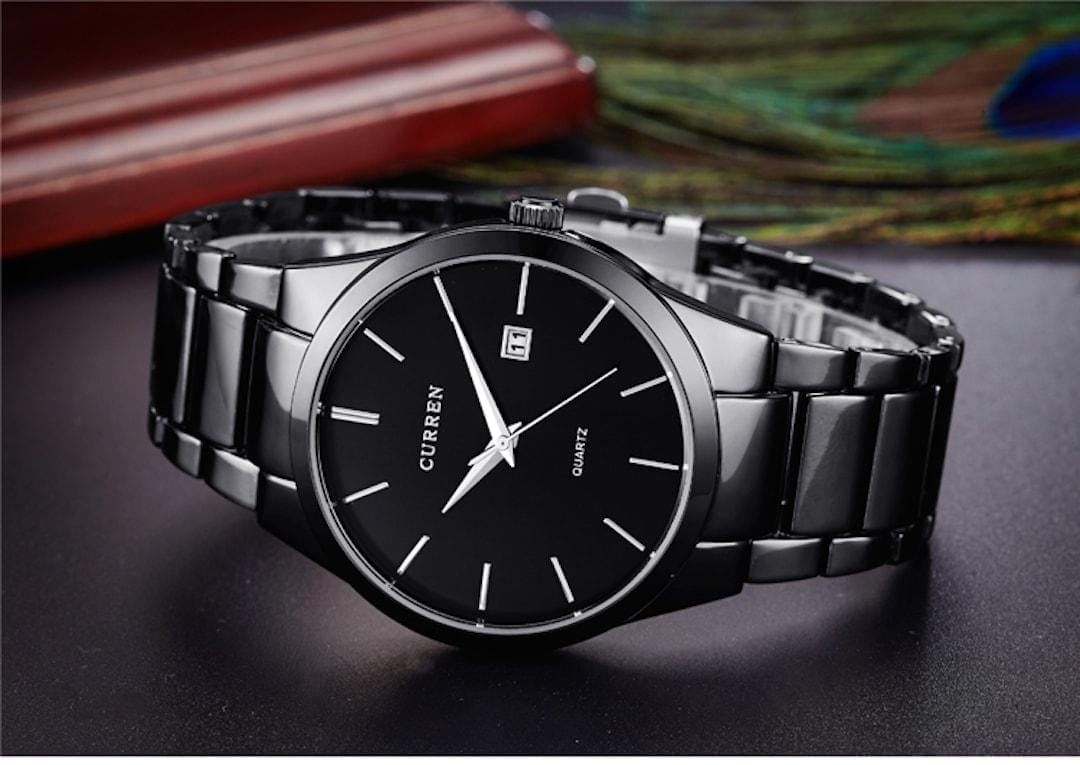 Muški ručni sat Curren Elegance Black/Black ležeći na površini