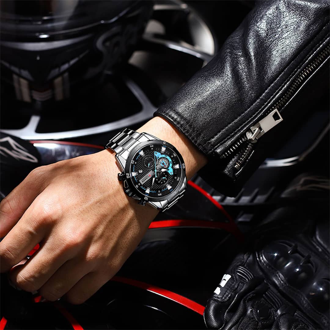 Muški ručni sat Curren Chronograf Blue na zapešću muškarca koji nosi kožnu jaknu.