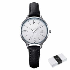Ženski ručni sat SK Shengke Classic Black s crnim kožnim remenom i srebrnim brojčanikom, koji prikazuje vrijeme na bijeloj podlozi.