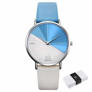 Ženski ručni sat SK Shengke DuoTone Leather Blue s elegantnim plavim i bijelim kožnim remenom.