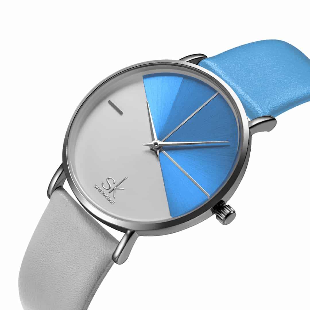 Pogled sa strane na ženski ručni sat SK Shengke DuoTone Leather Blue, koji ističe njegov elegantan dizajn.