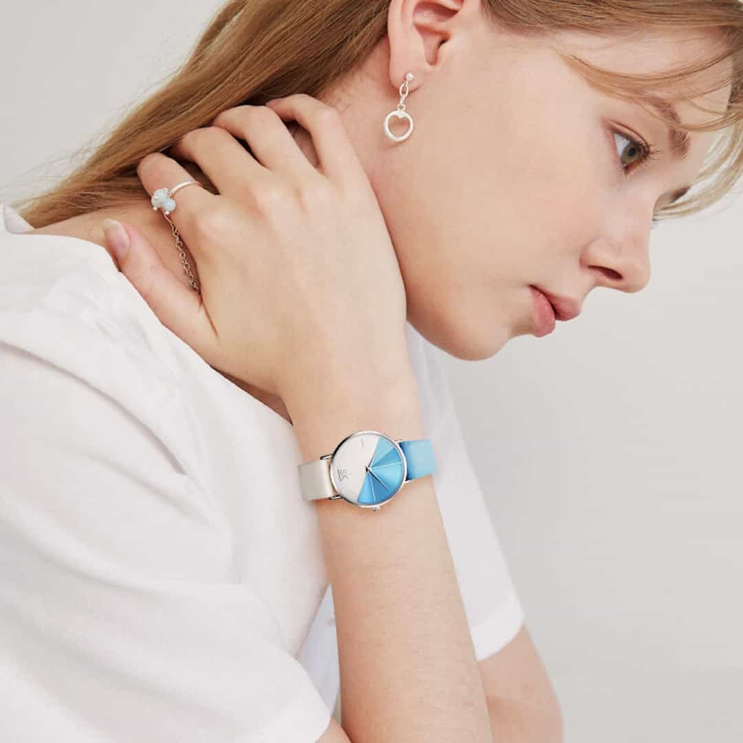 Ženski ručni sat SK Shengke DuoTone Leather Blue na zapešću modela.