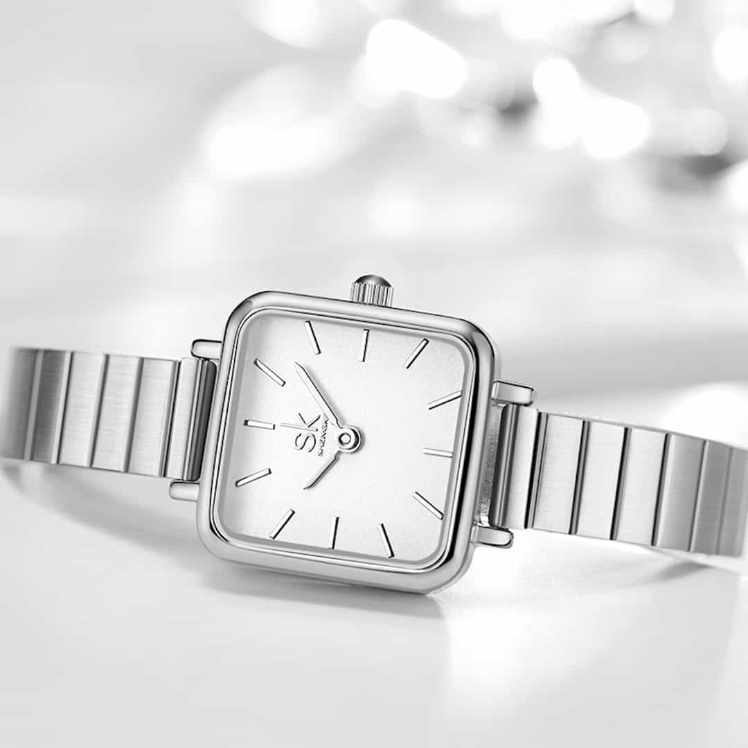 Ženski ručni sat SK Shengke Luxe Silver – položeni pogled.