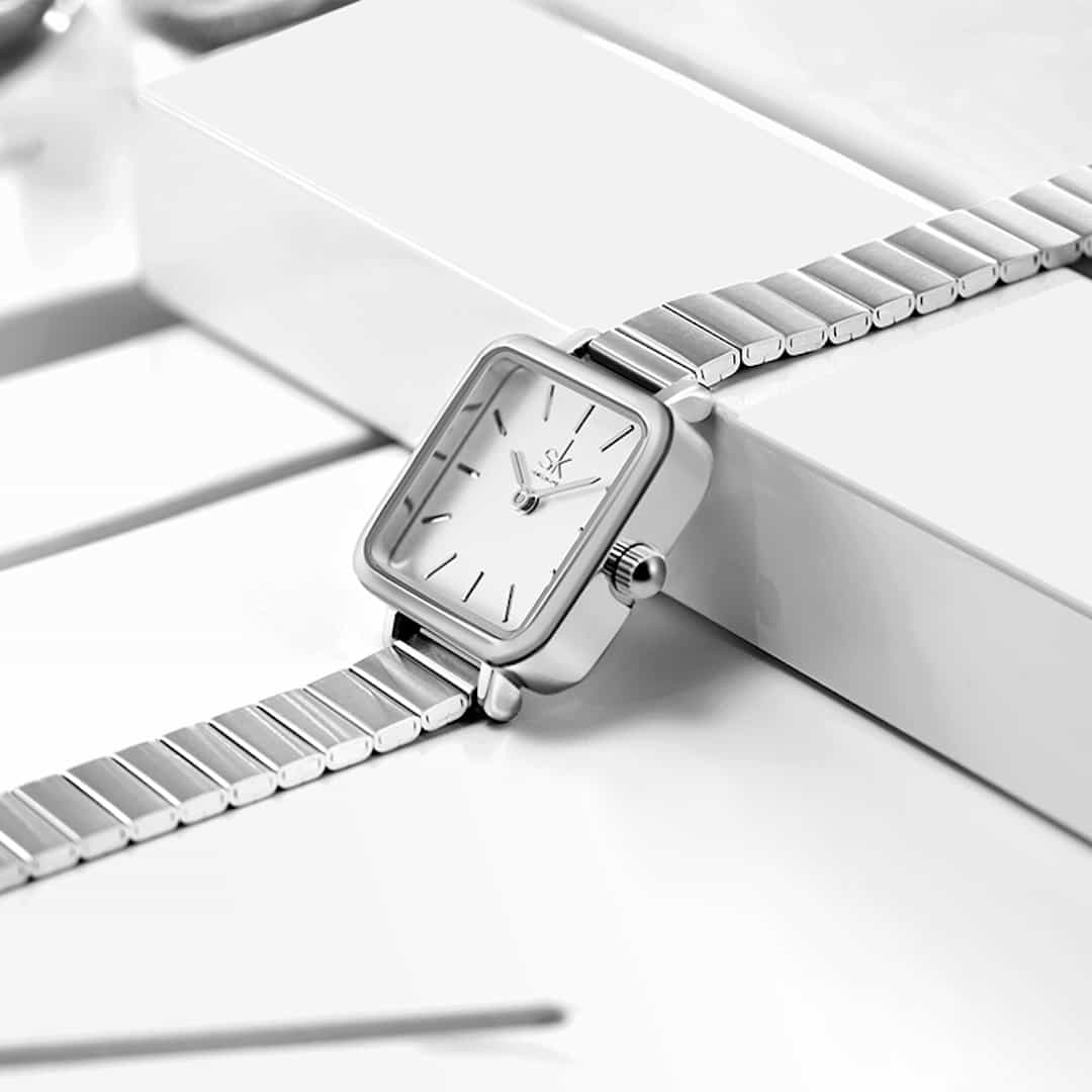 Ženski ručni sat SK Shengke Luxe Silver – dekorativni prikaz.