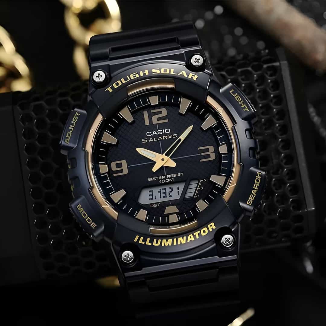 Muški ručni sat Casio Tough Solar AQ-S810W-1A3VDF na crnoj pozadini, koja ističe njegov robustan dizajn i sportski izgled.