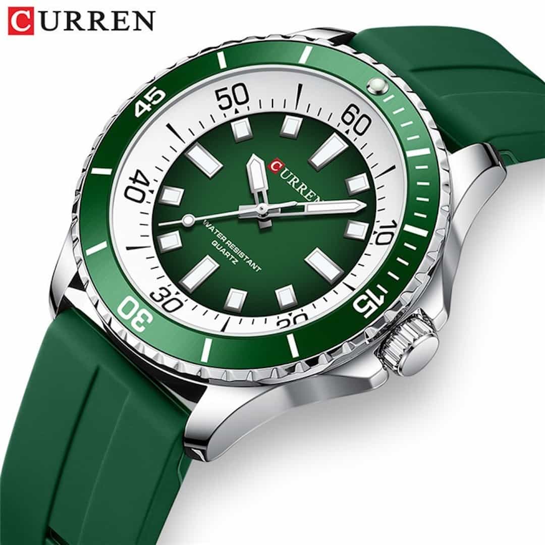 Krupni plan muškog ručnog sata Curren Explorer Green s fokusom na detalje brojčanika i lunete.