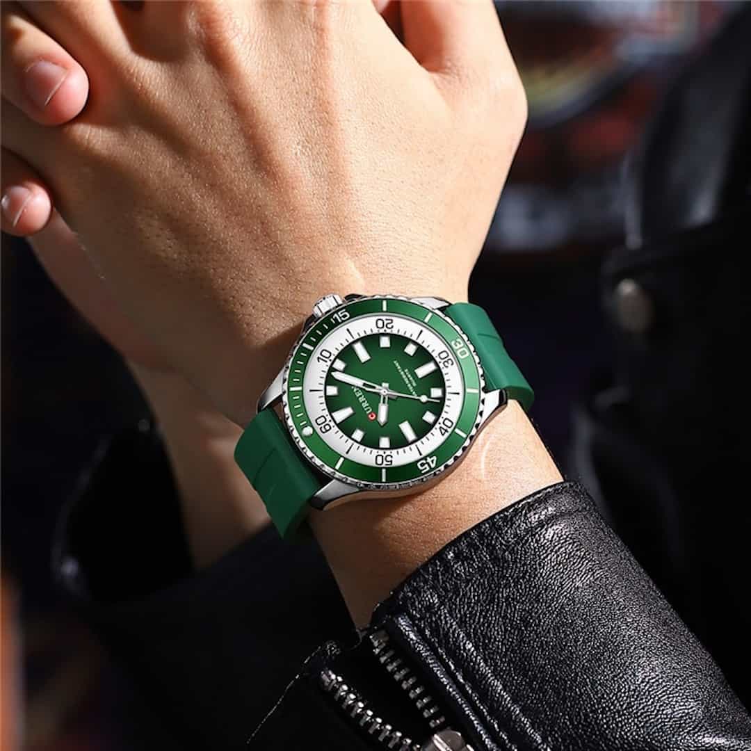 Muški ručni sat Curren Explorer Green na zapešću muškarca u kožnoj jakni.