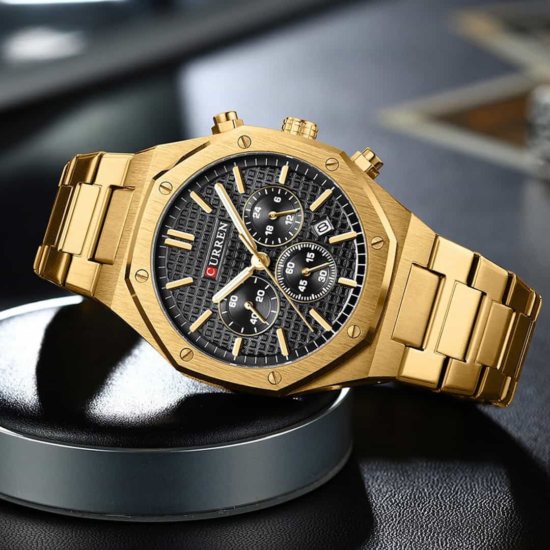 Muški ručni sat Curren Royal Gold/Black na metalnoj podlozi koja naglašava njegov luksuzan izgled.
