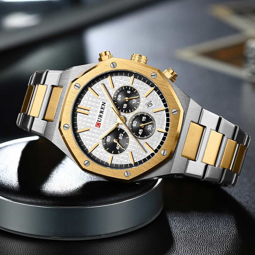 Muški ručni sat Curren Royal Gold/White na elegantnoj podlozi, prikazujući njegov prestižni izgled.