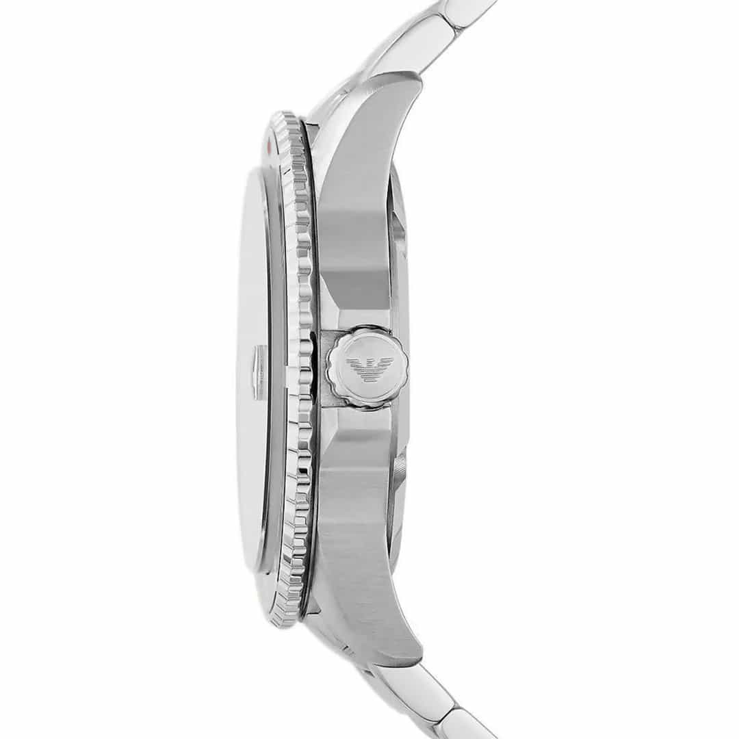 Bočni prikaz sata Emporio Armani AR11339 s krunicom i lunetom.