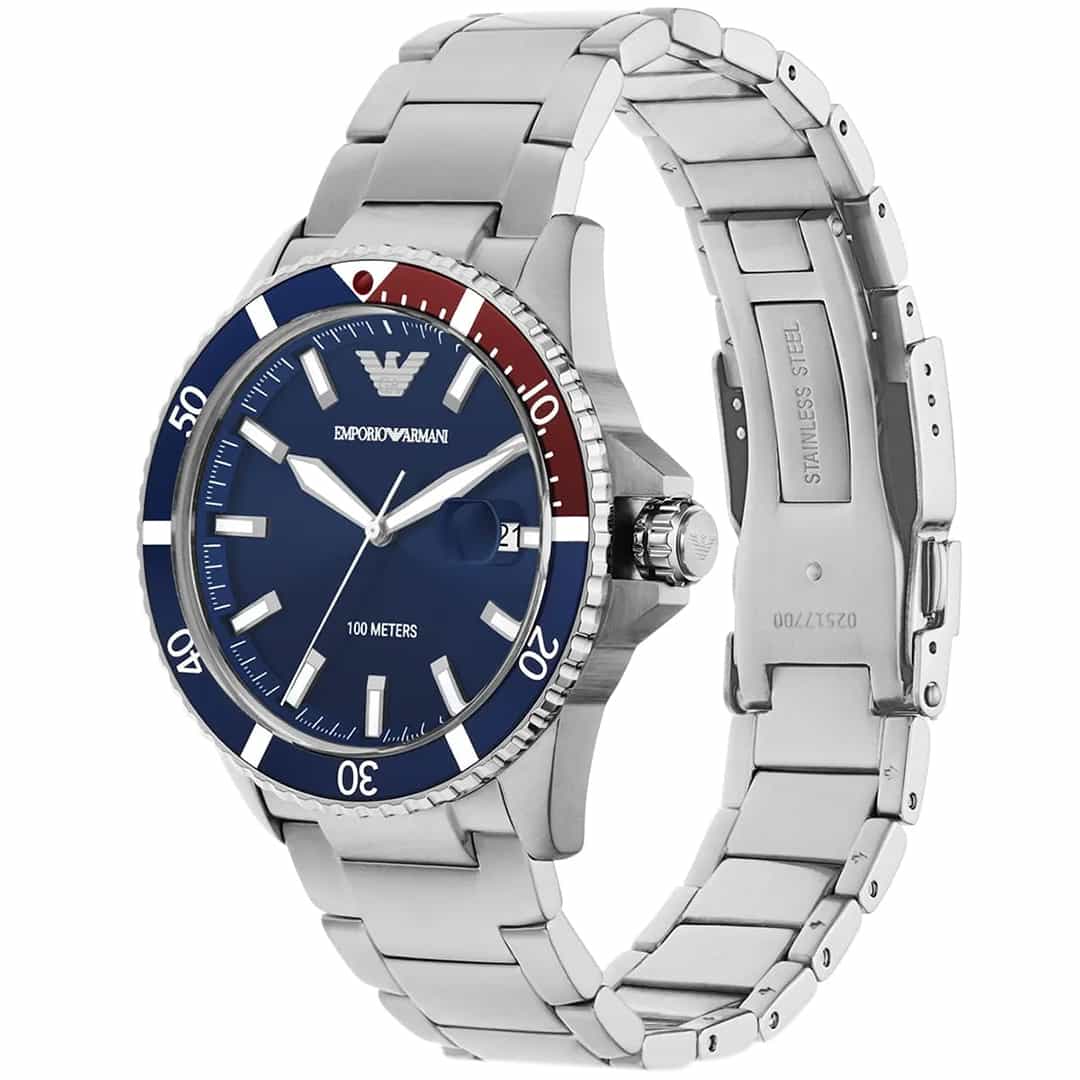 Kutna perspektiva sata Emporio Armani AR11339 s metalnom narukvicom.
