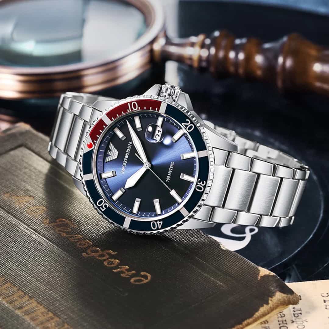 Muški ručni sat Emporio Armani AR11339 na vintage predmetima, plavi brojčanik.