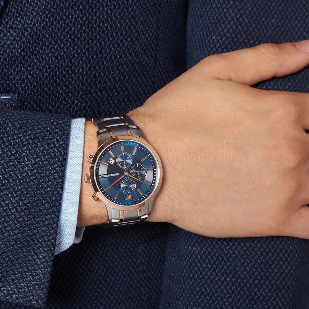 Muški ručni sat Emporio Armani AR80025 na zapešću, plavi brojčanik.