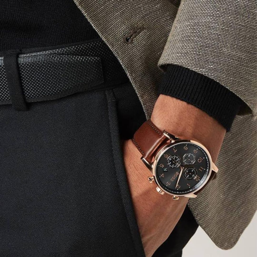 Muški ručni sat Hugo Boss Navigator 1513496 na zapešću, smeđi remen.