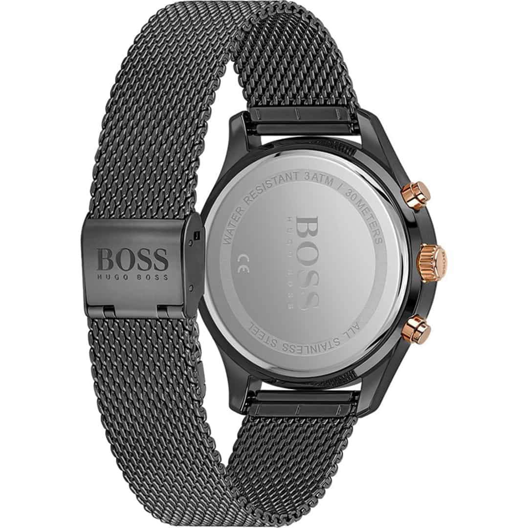 Stražnja strana muškog sata Hugo Boss Associate 1513811 s crnim mesh remenom.