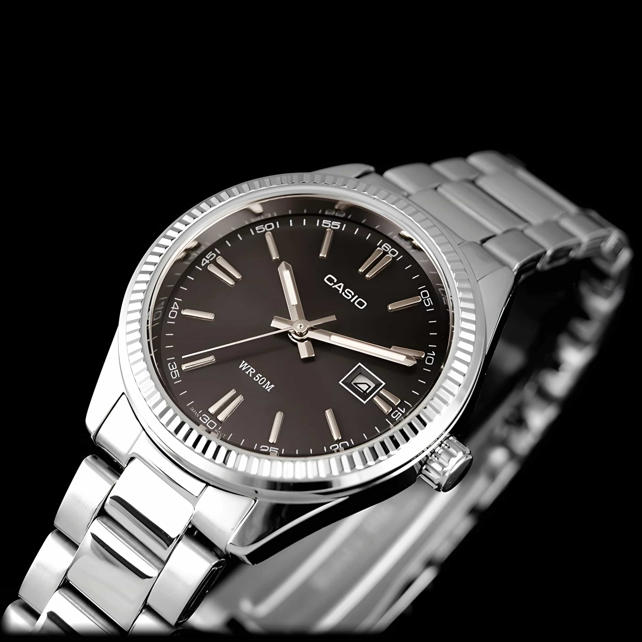 Bliski prikaz ženskog ručnog sata Casio Collection LTP-1302PD-1A1VEF, koji ističe detalje brojčanika i brušenu metalnu narukvicu.