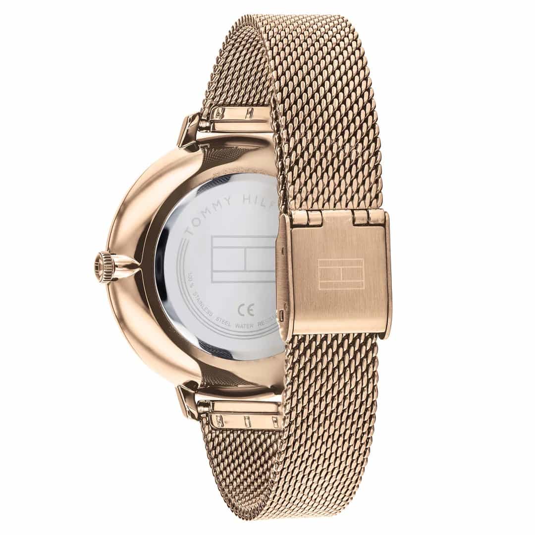 Stražnja strana ženskog sata Tommy Hilfiger 1782158 s ugraviranim logotipom i mrežastom narukvicom u rose gold boji.