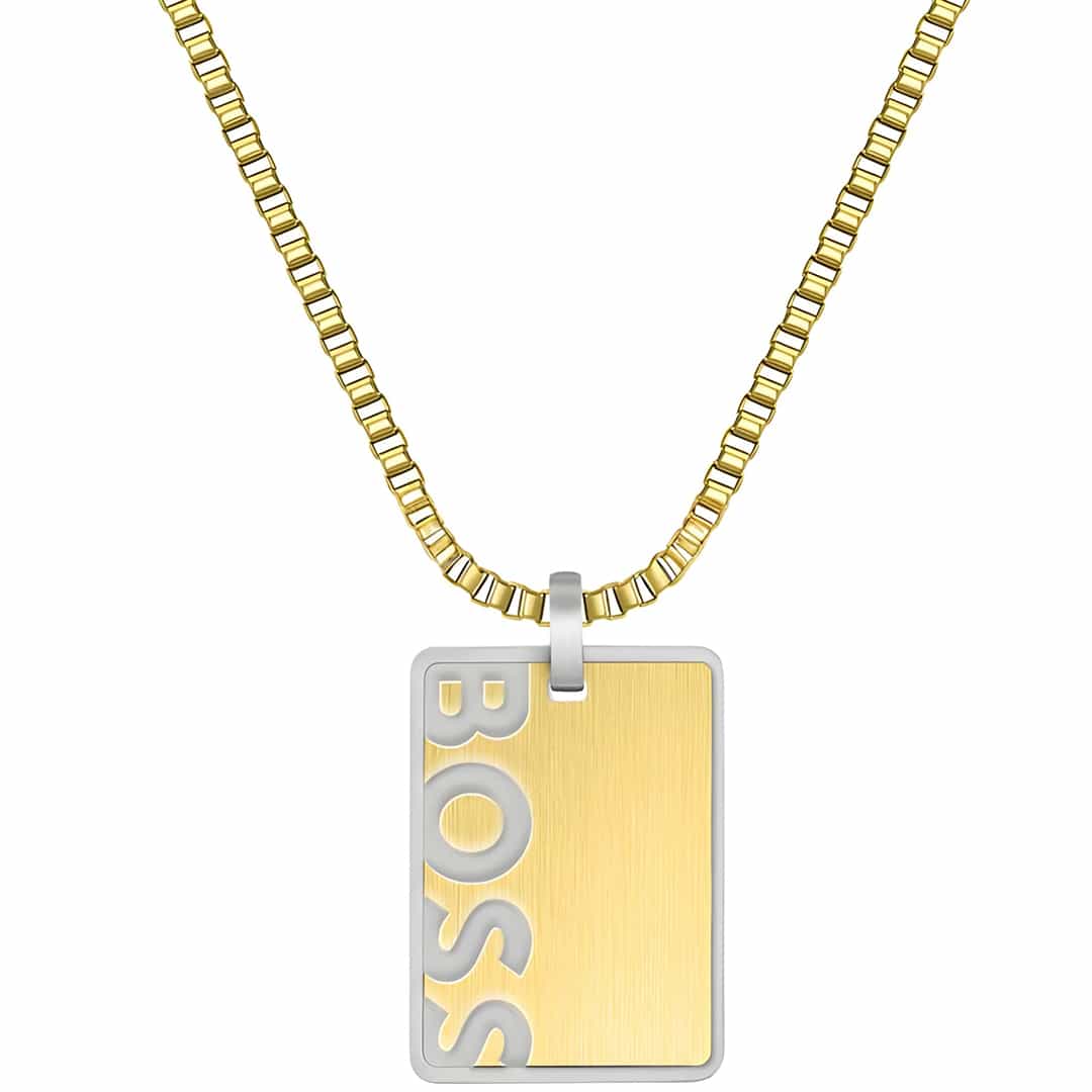 Detalj muške ogrlice Hugo Boss 1580303 sa zlatnom pravokutnom pločicom i izrezanim logotipom.