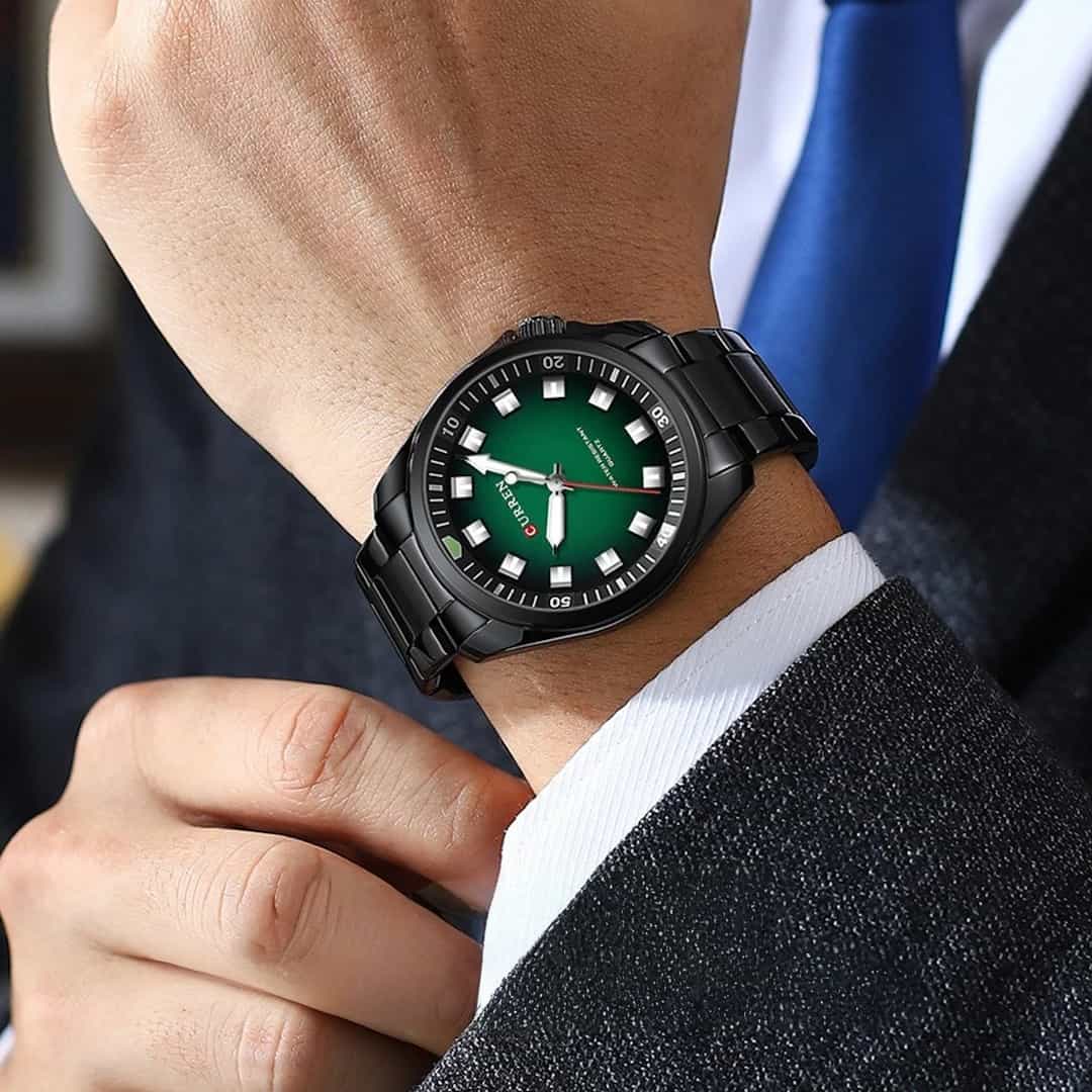 Muški sat Curren Voyager Emerald na muškom zapešću, elegantna kombinacija za poslovni izgled.