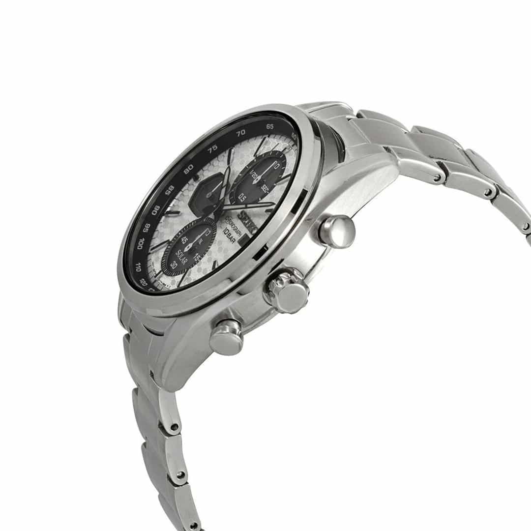 Detalj sata Seiko Solar SSC769P1 s brušenim nehrđajućim čelikom i elegantnom zakrivljenom narukvicom.
