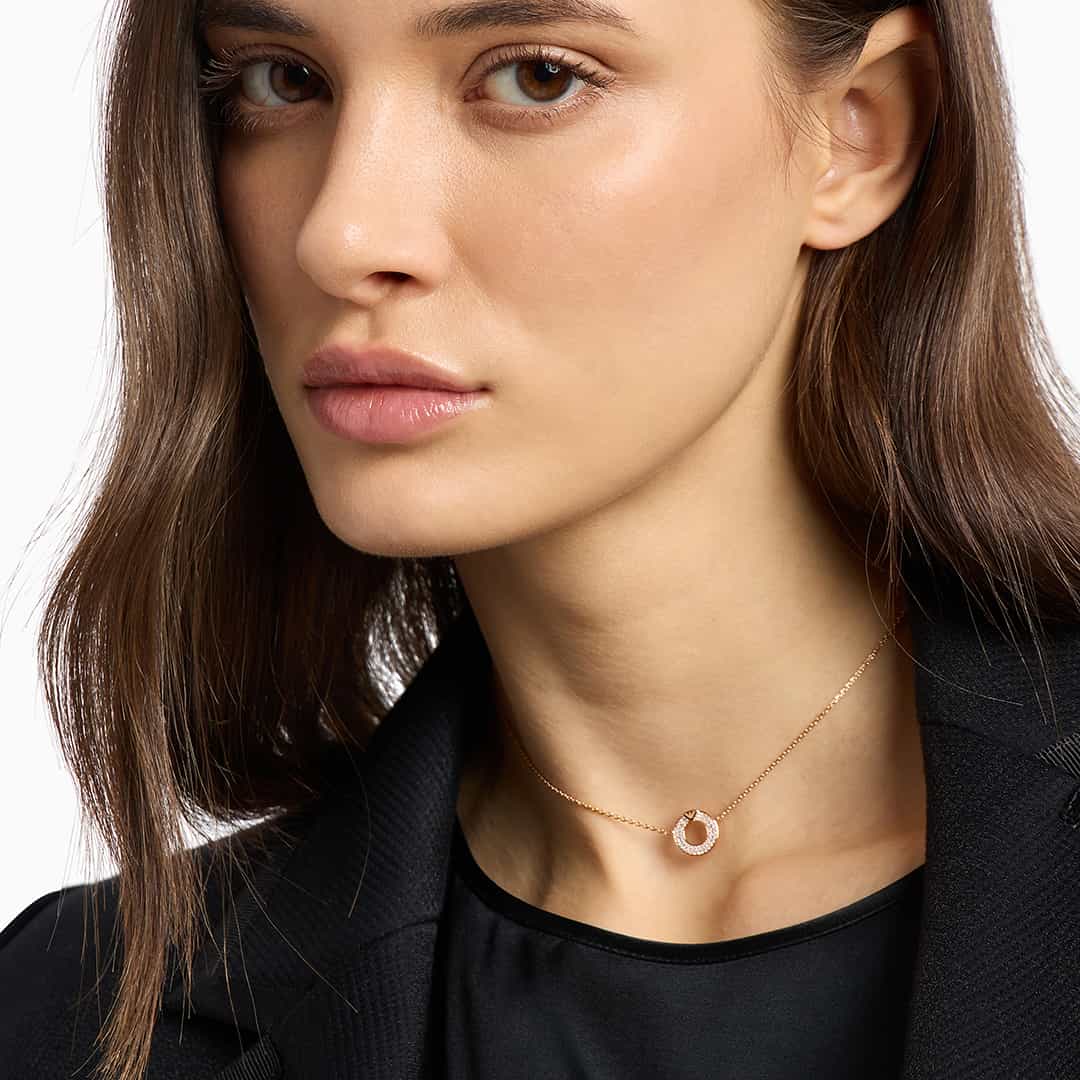 Ženska ogrlica Emporio Armani EG3588221 u rose gold boji, nošena na modelu.