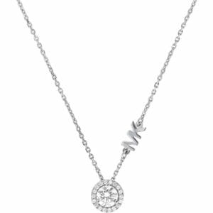 Detalj privjeska ogrlice Michael Kors MKC1208AN040, ukrašenog kubičnim cirkonima i logotipom MK.