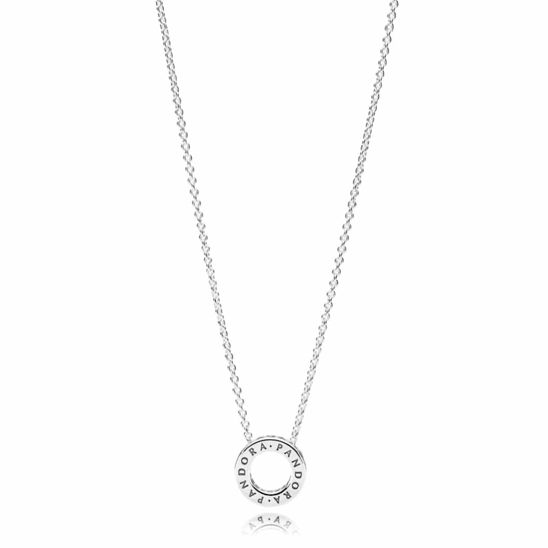 Srebrna ogrlica Pandora Moments 397436CZ-45 s privjeskom u obliku kruga i ugraviranim logotipom Pandora.