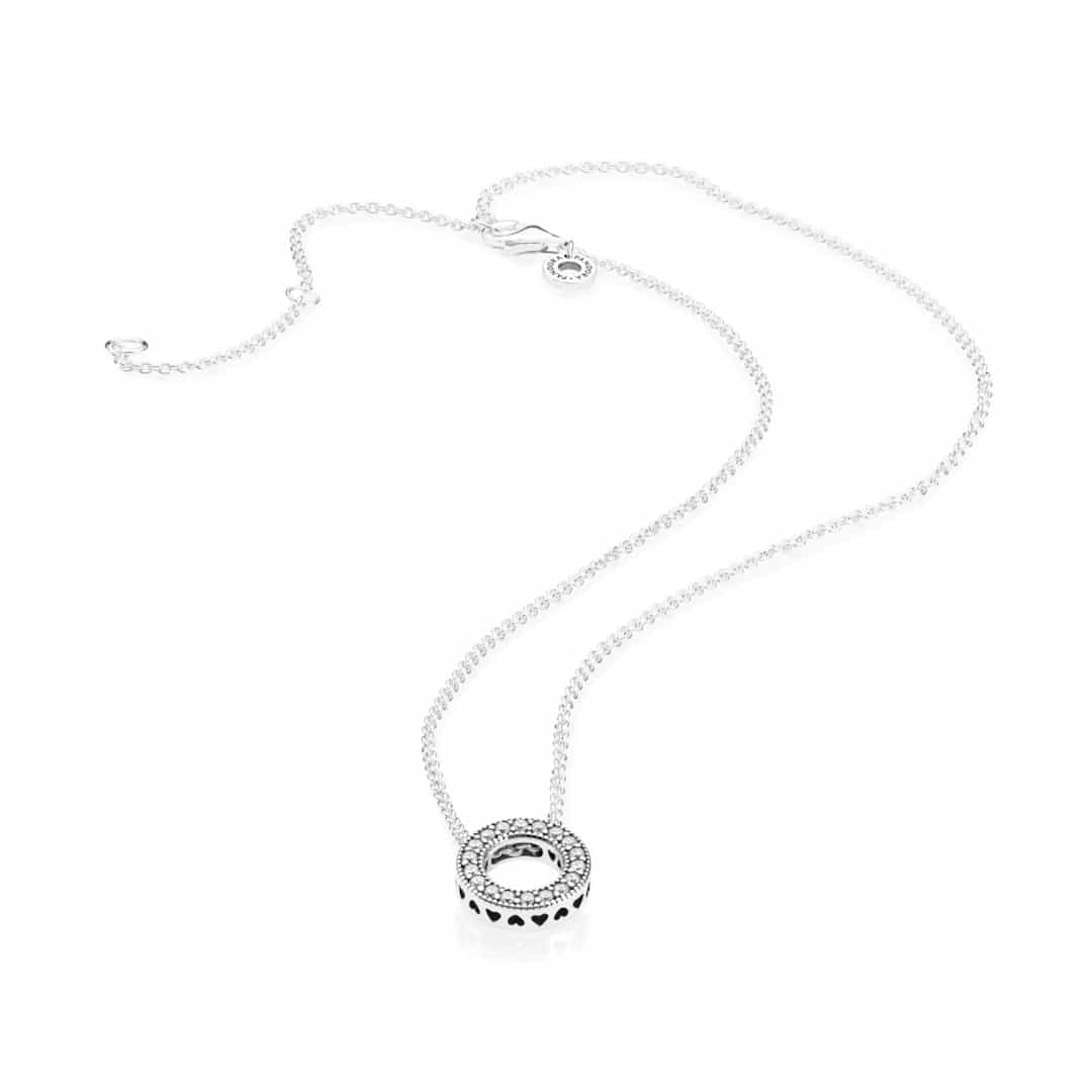 Pandora ogrlica 397436CZ-45 od srebra, prikazana u cijelosti s detaljima srca i cirkona na privjesku.