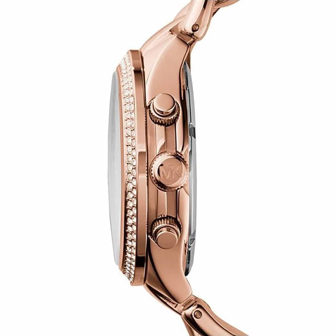 Bočni pogled na kućište rose gold sata Michael Kors MK3247 s kristalima i kronograf tipkama