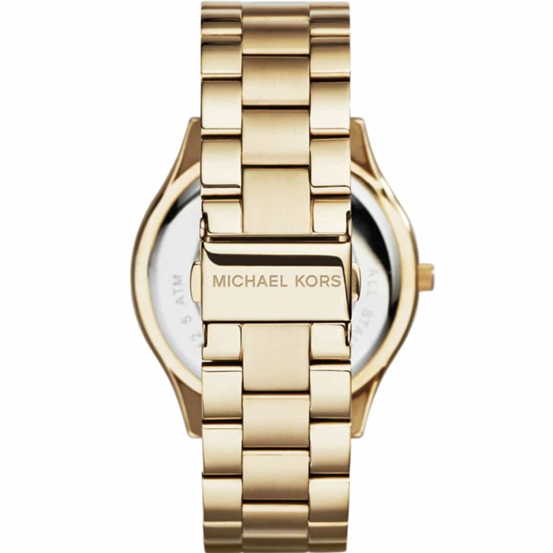 Pogled straga na metalnu narukvicu sata Michael Kors Slim Runway s ugraviranim logotipom