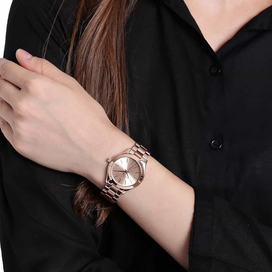 Ženski sat Michael Kors MK3205 na zapešću – elegantan i kompaktan u rosé zlatnoj boji