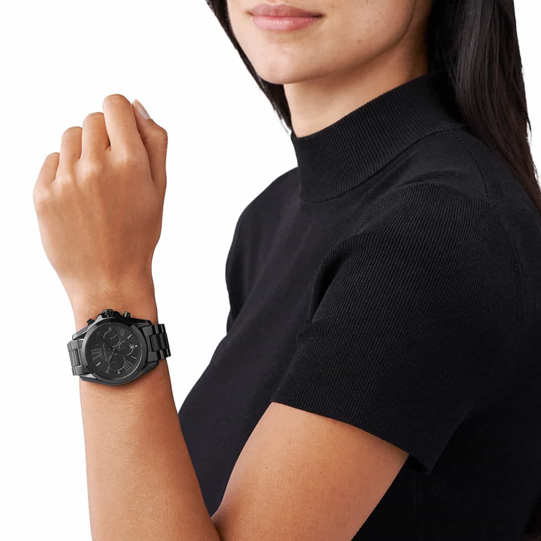 Sat Michael Kors MK5550 na zapešću žene u crnoj majici