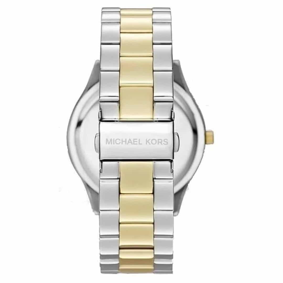Stražnja strana sata Michael Kors MK3198 s dvo-bojnim remenom i ugraviranim logotipom na kopči