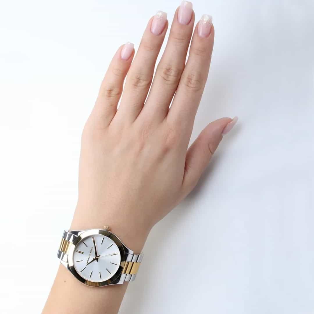Michael Kors Slim Runway MK3198 na zapešću ženske ruke s francuskom manikurom