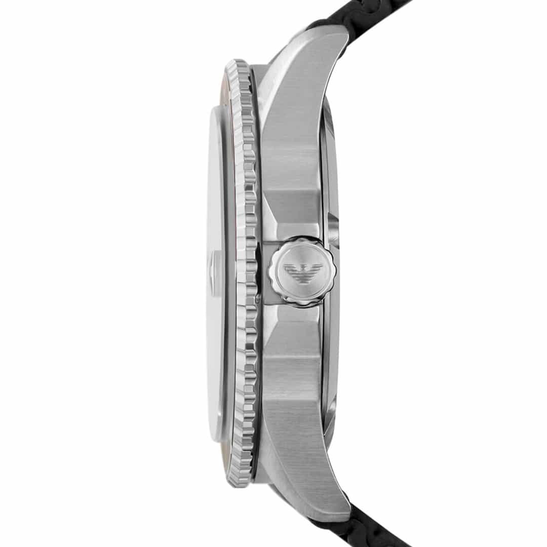 Bočni pogled na Emporio Armani Diver AR11341 s metalnom krunicom i nazubljenim okvirom
