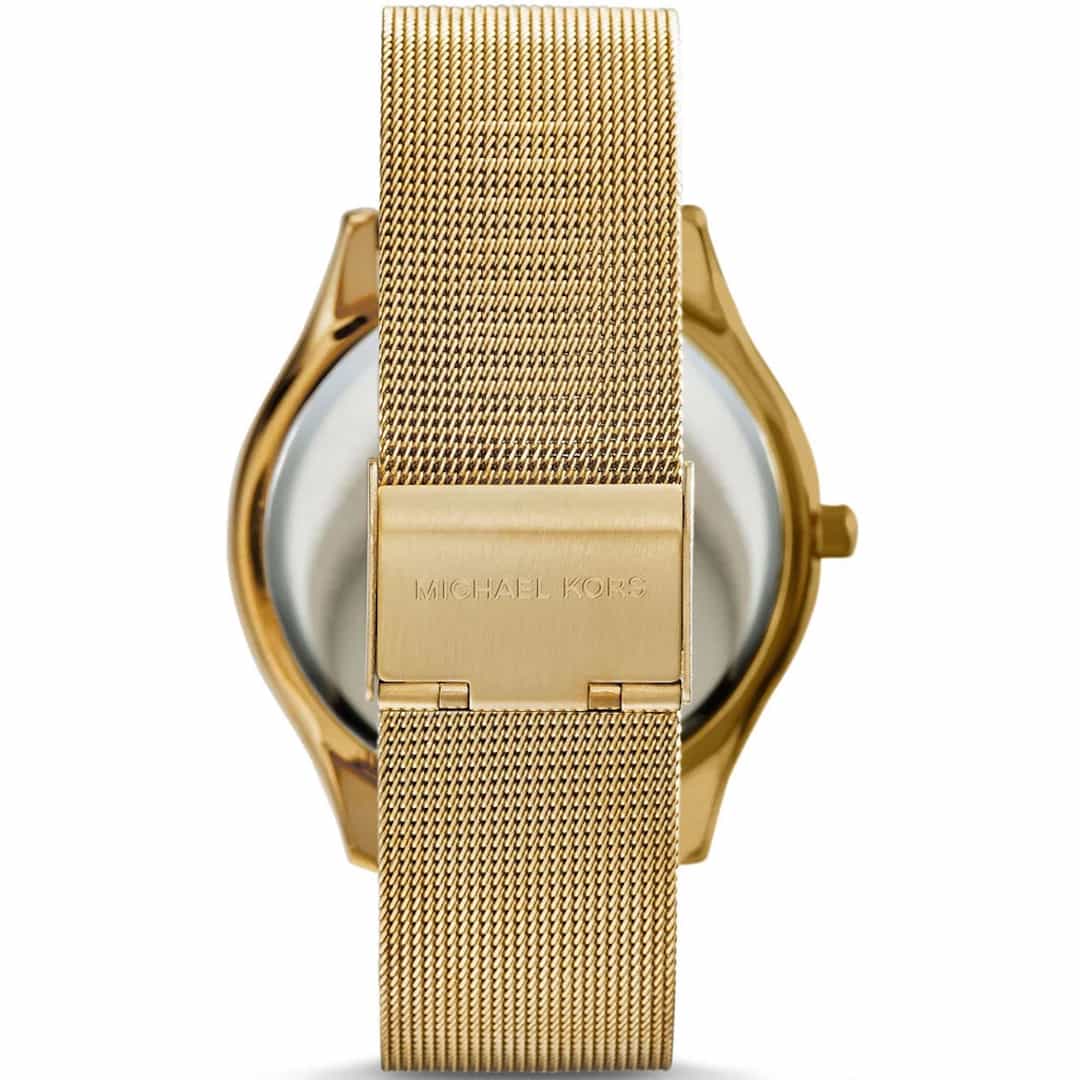 Zadnji del zlate ure Michael Kors z graviranim logotipom na kovinski zaponki