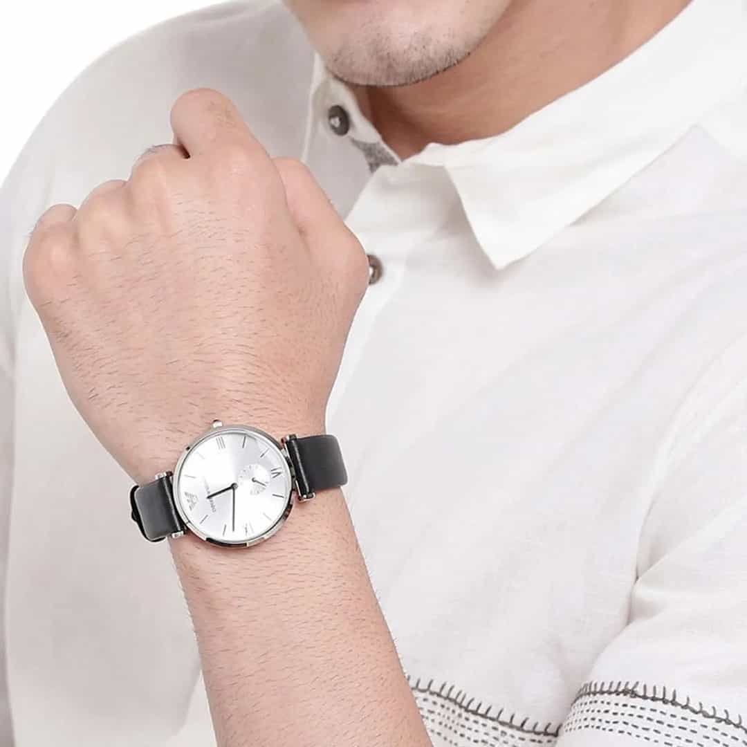 Muški sat Emporio Armani AR1674 na zapešću, srebrni brojčanik i crni remen uz bijelu košulju