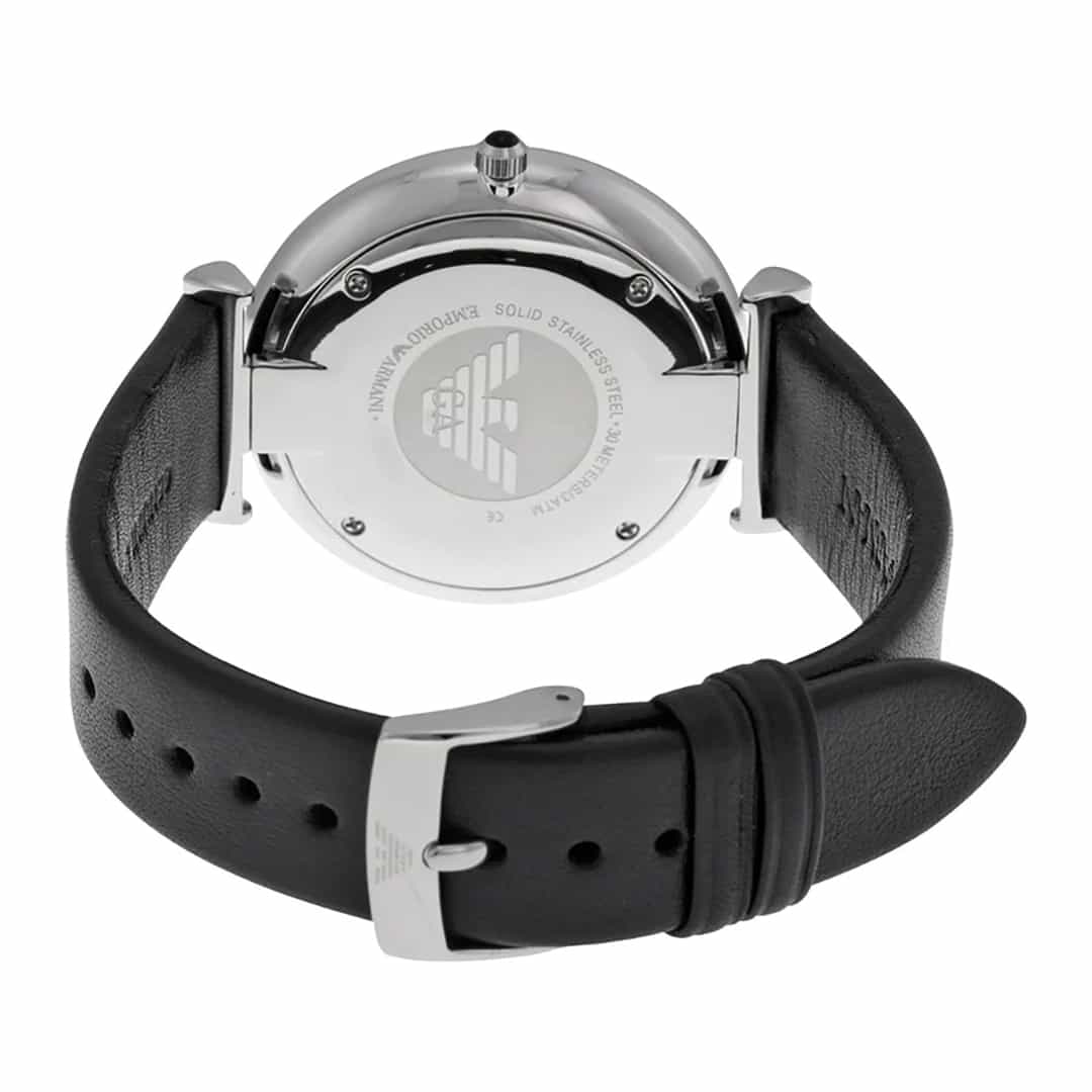 Stražnja strana sata Emporio Armani AR1674 s graviranim logotipom i crnim kožnim remenom