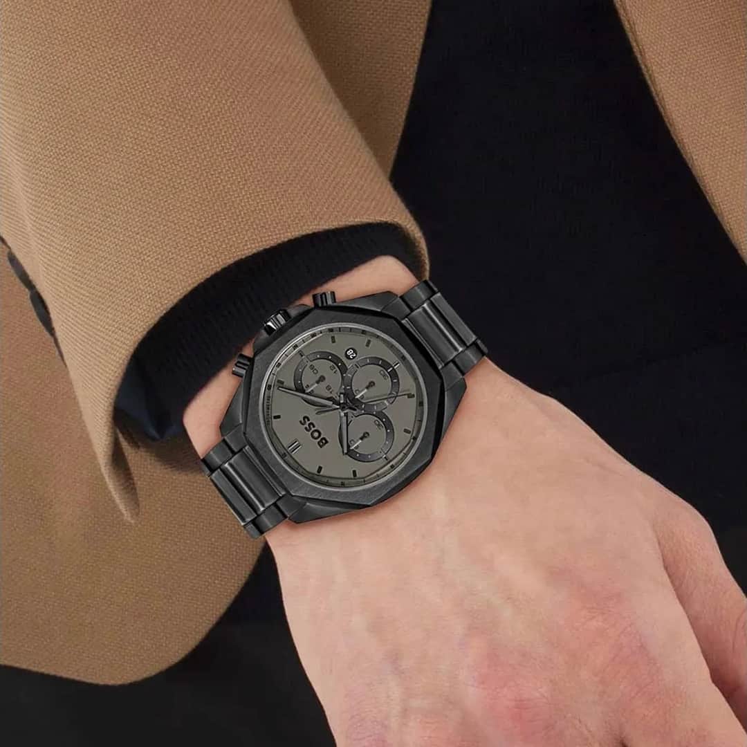 Muški sat Hugo Boss Cloud 1514016 na zapešću – crno metalno kućište i tamnosivi brojčanik