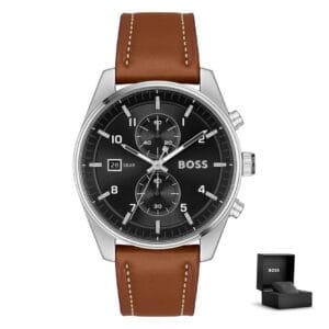 Muški sat Hugo Boss Skytraveller 1514161 s crnim brojčanikom i smeđim kožnim remenom, prikazan s originalnom poklon kutijom<br>